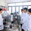 Phó Giáo sư-Tiến sỹ Nguyễn Minh Tân - nhà khoa học nữ nhận Giải thưởng Kovalevskaia năm 2024 - hướng dẫn sinh viên về hệ thống xử lý nước thải bằng công nghệ màng. (Ảnh: Phương Hoa/TTXVN)