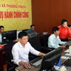 Cán bộ Trung tâm hành chính công xã Thượng Trạch (Quảng Trị) nỗ lực cố gắng để chuyển đổi số, xây dựng chính quyền điện tử. (Ảnh: Tá Chuyên/TTXVN)