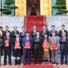 Chủ tịch nước Lương Cường với đại biểu và các cán bộ được phong hàm Đại sứ và bổ nhiệm Đại sứ Việt Nam ở nước ngoài. (Ảnh: Lâm Khánh/TTXVN)