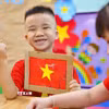 Trẻ thật vui và tự hào khi hoàn thành sản phẩm là lá cờ Tổ quốc của mình. (Ảnh: Thanh Tùng/TTXVN)