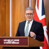 Thủ tướng Anh Keir Starmer phát biểu tại một cuộc họp báo ở thủ đô London. (Ảnh: THX/TTXVN)
