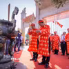 Lãnh đạo tỉnh Cà Mau dâng hương khai lễ. (Ảnh: Huỳnh Anh/TTXVN)