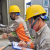 Công nhân Công ty Điện lực vận hành trạm biến áp 110kV cấp điện cho các phụ tải trên địa bàn. (Ảnh: TTXVN phát)