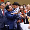 Thủ tướng Phạm Minh Chính với cộng đồng người Việt Nam tại Trung Quốc. (Ảnh: Dương Giang/TTXVN)