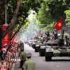 Người dân và du khách chào đón khối xe tăng thiết giáp diễu binh trên phố Trần Phú. (Ảnh: Lê Đông/TTXVN)