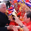 Bí thư Thứ nhất, Chủ tịch nước Cuba Miguel Díaz-Canel Bermúdez giao lưu với đông đảo người dân Thủ đô ra đón tại Sân bay quốc tế Nội Bài, Hà Nội. (Ảnh: Văn Điệp/TTXVN)