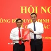 Ông Lê Ngọc Quang, Bí thư Tỉnh ủy Quảng Trị, trao quyết định cho ông Nguyễn Chiến Thắng. (Ảnh: Thanh Thủy/TTXVN)