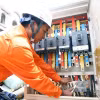 Nhân viên evnhanoi kiểm tra máy biến áp. (Ảnh: Huy Hùng/TTXVN)