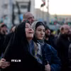 Người dân thương tiếc Lãnh tụ tối cao Iran Ali Khamenei tại Tehran, Iran. (Ảnh: THX/TTXVN)