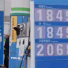 Giá xăng dầu được niêm yết tại một trạm xăng ở Seoul, Hàn Quốc. (Ảnh: Yonhap/TTXVN)