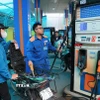 Mua, bán xăng tại điểm kinh doanh xăng, dầu Petrolimex. (Ảnh: Trần Việt/TTXVN)