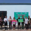 Bộ Chỉ huy Bộ đội Biên phòng tỉnh Kon Tum bàn giao căn nhà mới cho gia đình ông A Trỏ, thôn Dục Lang, xã Đăk Long, huyện Đăk Glei. (Ảnh: Dư Toán/TTXVN)