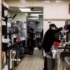 Nhân viên làm việc tại một cửa hàng ở New York, Mỹ. (Ảnh: THX/TTXVN phát)