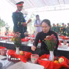 Phó Chủ tịch nước Võ Thị Ánh Xuân dâng hương tại các phần mộ của Anh hùng liệt sỹ quân tình nguyện và chuyên gia Việt Nam yên nghỉ tại nghĩa trang Liệt sỹ Dốc Bà Đắc (phường Thới Sơn, tỉnh An Giang). (Ảnh: Công Mạo/TTXVN)