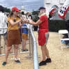 Tình nguyện viên phát nước uống miễn phí cho người dân tham dự Lễ hội Great American State Fair tại Washington D.C. nhằm giảm nguy cơ say nắng trong điều kiện thời tiết nắng nóng cực đoan. (Ảnh: Đoàn Hùng/TTXVN)