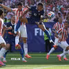 Tiền đạo Kylian Mbappe (số 10) của Pháp liên tục bị các cầu thủ Paraguay kèm chặt. (Ảnh: AFP/TTXVN)