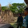 Lính Campuchia (phải) và lính Thái Lan đứng gác tại ngôi đền Khmer cổ đang tranh chấp Prasat Ta Muen Thom trên biên giới Campuchia-Thái Lan. (Nguồn: AFP)