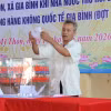 Người dân xã Gia Bình bốc thăm đất tái định cư phục vụ Dự án sân bay Gia Bình. (Ảnh: Thái Hùng/TTXVN)