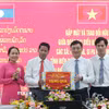 Đoàn đại biểu của các địa phương hai nước tặng quà cho nhau tại buổi gặp mặt. (Ảnh: Phan Quân/TTXVN)