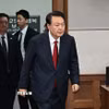 Cựu Tổng thống Hàn Quốc Yoon Suk Yeol tại phiên điều trần hình sự thứ hai về cáo buộc xúi giục nổi loạn, tại Tòa án Trung tâm Seoul, ngày 21/4/2025. (Ảnh: THX/TTXVN)