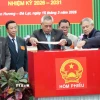 Các thành viên khu vực bỏ phiếu số 21, phường Xuân Hương-Đà Lạt làm thủ tục niêm phong hòm phiếu trong Lễ khai mạc kỳ bầu cử. (Ảnh Chu Quốc Hùng/TTXVN)