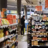 Người dân mua sắm tại siêu thị ở Brussels, Bỉ. (Nguồn: THX/TTXVN)