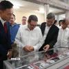Đại sứ Việt Nam tại Cuba Lê Quang Long (thứ 3, từ trái sang) và Bộ trưởng Bruno Rodríguez (thứ 2, từ trái sang) thăm không gian ảnh về quan hệ Việt Nam-Cuba. (Ảnh: Việt Hùng/TTXVN)