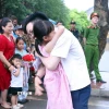 Niềm vui của người đặc xá khi gặp lại người thân sau thời gian dài xa cách. (Ảnh: Phạm Kiên/TTXVN)