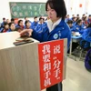 Điện thoại di động chính thức bị cấm đối với học sinh tiểu học và trung học cơ sở trên khắp Trung Quốc, trừ những trường hợp đặc biệt. (VCG)