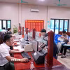Giải quyết thủ tục hành chính tại Trung tâm phục vụ hành chính công. (Ảnh: Nguyễn Công Hải/TTXVN)