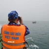 Cảnh sát biển Việt Nam tuyên truyền các tàu cá hoạt động trên tuyến tuần tra chấp hành nghiêm việc đánh bắt hải sản theo quy định. (Ảnh: TTXVN phát)