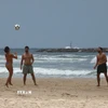 Người dân chơi thể thao trên bãi biển tại Tel Aviv, Israel ngày 24/6, sau khi thỏa thuận ngừng bắn Israel-Iran chính thức có hiệu lực. (Ảnh: THX/TTXVN)