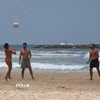 Người dân chơi thể thao trên bãi biển tại Tel Aviv, Israel ngày 24/6, sau khi thỏa thuận ngừng bắn Israel-Iran chính thức có hiệu lực. (Ảnh: THX/TTXVN)