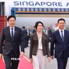 Bộ trưởng Bộ Khoa học và Công nghệ Nguyễn Mạnh Hùng đón Thủ tướng Singapore Lawrence Wong và Phu nhân tại Sân bay Quốc tế Nội Bài (Hà Nội). (Ảnh: Minh Đức/TTXVN)