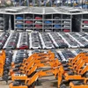 Ôtô và máy xúc chờ được đưa đi xuất khẩu tại cảng Yên Đài, tỉnh Sơn Đông, Trung Quốc. (Ảnh: THX/TTXVN)