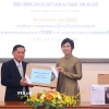 Tổng giám đốc Thông tấn xã Việt Nam Vũ Việt Trang trao tặng phẩm tặng Thông tấn xã Pathet Lào. (Ảnh: Văn Điệp/TTXVN)