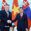 Thủ tướng Lê Minh Hưng và Thủ tướng Slovakia Robert Fico chụp ảnh chung. (Ảnh: Dương Giang/TTXVN)