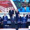 Thủ tướng Lê Minh Hưng và Thủ tướng Slovakia Robert Fico chứng kiến trao thoả thuận hợp tác giữa doanh nghiệp hai nước. (Ảnh: Dương Giang/TTXVN)