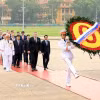 Thủ tướng Slovakia Robert Fico cùng đoàn đại biểu đến đặt vòng hoa và vào Lăng viếng Chủ tịch Hồ Chí Minh. (Ảnh: Tuấn Anh/TTXVN)