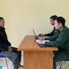 Cán bộ Đồn Biên phòng Xín Cái (Bộ đội Biên phòng Hà Giang) lấy lời khai đối tượng Giàng Vả Phừ. (Nguồn: Báo Biên phòng)