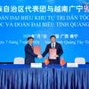 Đồng chí Bùi Văn Khắng, Chủ tịch UBND tỉnh Quảng Ninh và đồng chí Vi Thao, Chủ tịch Chính quyền nhân dân Khu tự trị dân tộc Choang Quảng Tây ký Biên bản Hội đàm. (Nguồn: Cổng thông tin điện tử tỉnh Quảng Ninh)