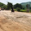 Nhiều đoạn đường trên tuyến Quốc lộ 24, đoạn qua huyện Ba Tơ bị xuống cấp, gây khó khăn cho việc lưu thông đi lại của người dân. (Nguồn: Báo Quảng Ngãi)
