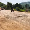 Nhiều đoạn đường trên tuyến Quốc lộ 24, đoạn qua huyện Ba Tơ bị xuống cấp, gây khó khăn cho việc lưu thông đi lại của người dân. (Nguồn: Báo Quảng Ngãi)