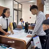 Cán bộ Trung tâm hành chính công phường Tam Kỳ, thành phố Đà Nẵng, hướng dẫn người dân làm thủ tục hành chính. (Ảnh: Trần Tĩnh/TTXVN)