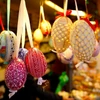 Trứng Phục sinh được bày bán tại chợ Phục sinh ở Praha, Cộng hòa Séc. (Ảnh: THX/TTXVN)