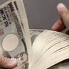 Kiểm tiền mệnh giá 10.000 yen tại ngân hàng ở Tokyo (Nhật Bản). (Ảnh: Kyodo/TTXVN)