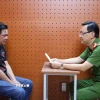 Đại tá Bùi Đức An, Phó Giám đốc Công an thành phố, Thủ trưởng Cơ quan Cảnh sát điều tra, trực tiếp lấy lời khai đối với một số đối tượng có liên quan. (Ảnh: TTXVN phát)
