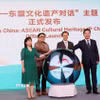 Các đại biểu thực hiện nghi thức Khởi động IP chủ đề của “Đối thoại Di sản Văn hóa Trung Quốc-ASEAN.” (Ảnh: Quang Hưng/TTXVN)