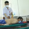 Sử dụng phương pháp giác hơi điều trị cho bệnh nhân. (Ảnh: Anh Tuấn/TTXVN)