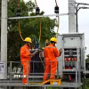 Công nhân Tổng Công ty Điện lực thành phố Hà Nội vận hành cung cấp điện cho các phụ tải trên địa bàn. (Ảnh: Ngọc Hà/TTXVN)